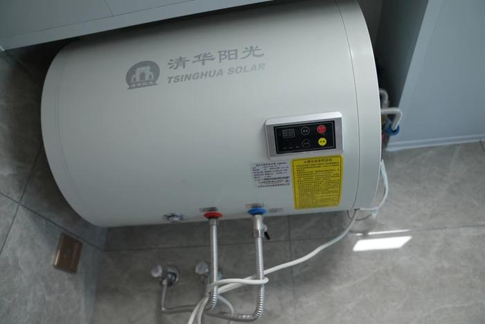 崭新的太阳能热水器，这小区物业竟建议业主拆了卖废品