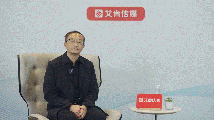 穿着西装笔挺的男子与配字

描述已自动生成