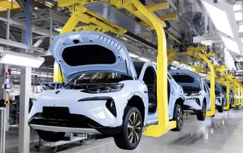 中国电动汽车销量2025年将首超传统油车