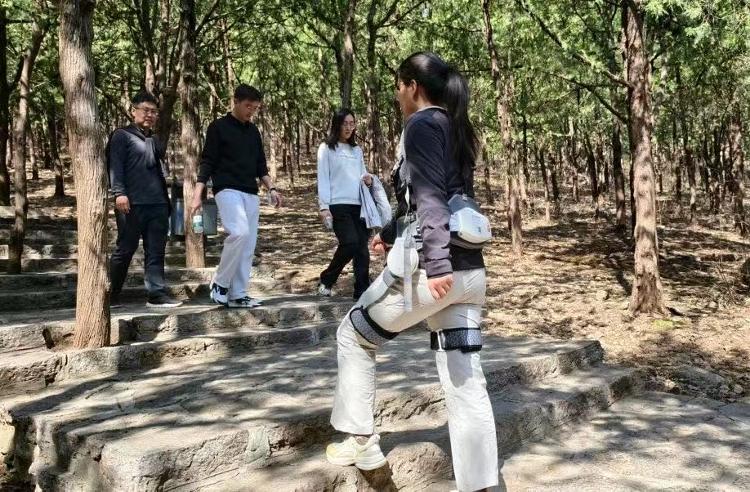 大批机器人涌入景区：登山神器、引流“社牛”，还要打造IP