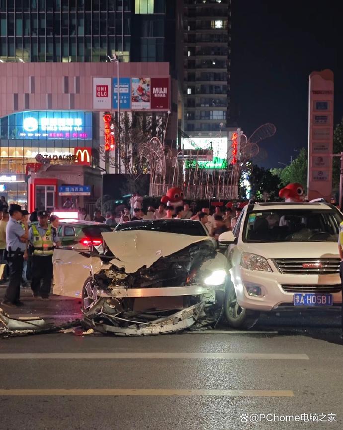 网传郑州一小米SU7连撞17车：车头几乎完全损毁