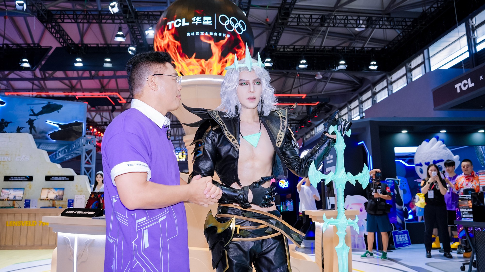 汪东城现场逛展.jpg