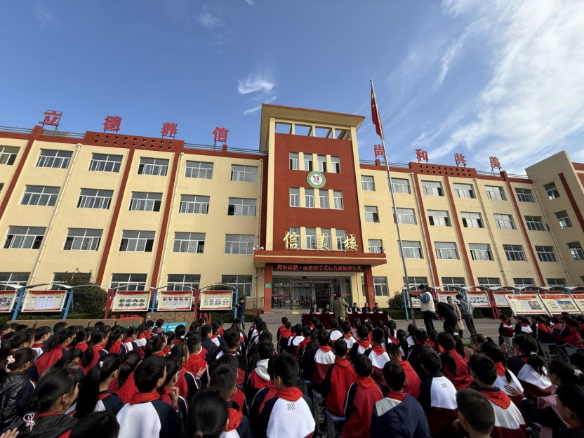 【新闻】海信冰箱・雨辰助学走进沂南 为革命老区捐赠急需教学物资(10)1075.png