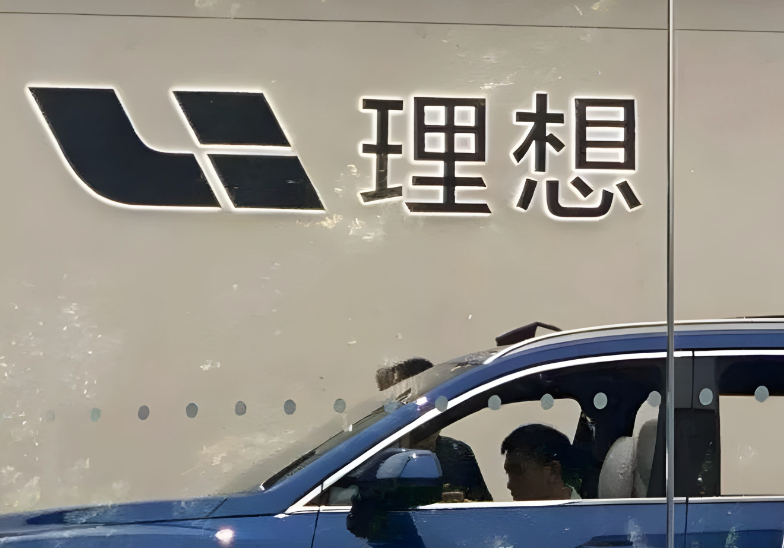 理想汽车回应MEGA行驶中突然起火，消防部门已介入