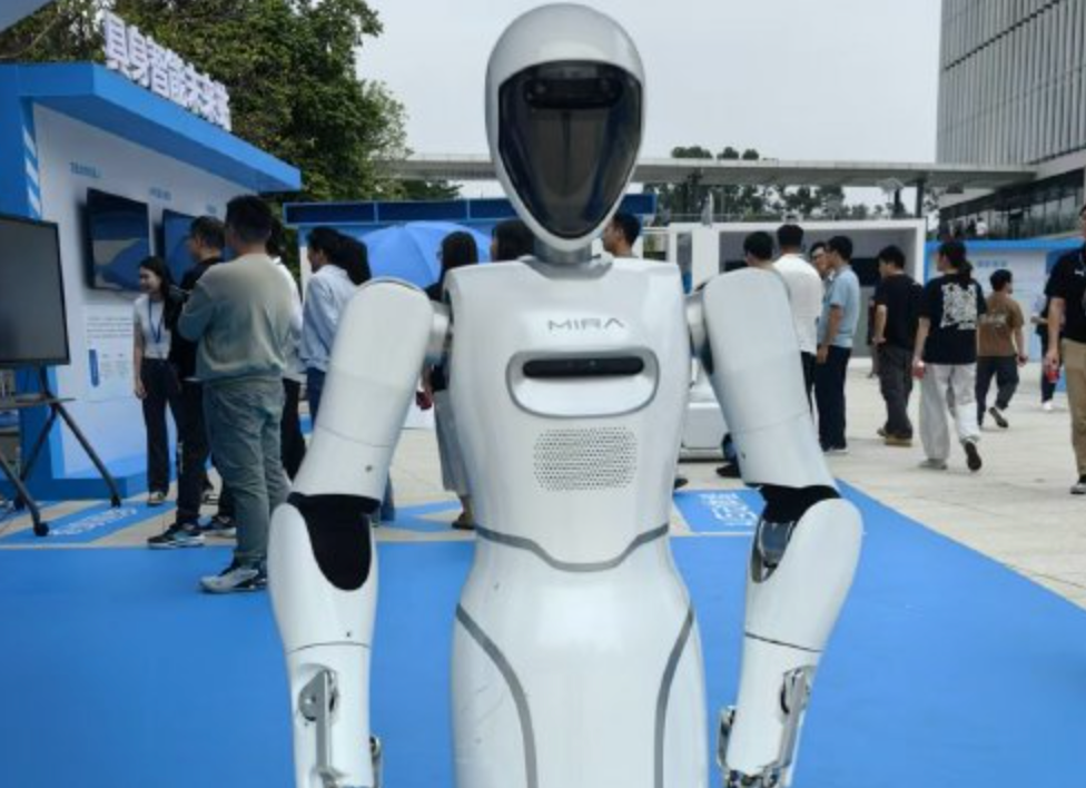 美的机器人家族公开亮相：已研发3代5款机器人，正规划超人型机器人产品