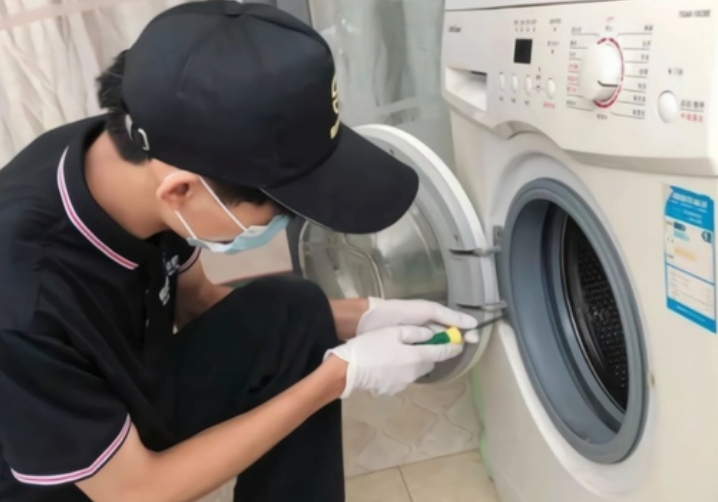 “上门换了俩灯泡，就要收费240元？”家电维修市场乱象调查
