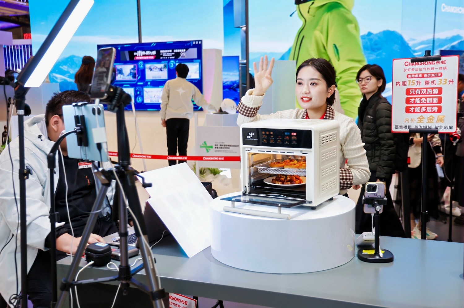  AWE逛展记：在长虹展台看见新消费、新AI+的七个变化