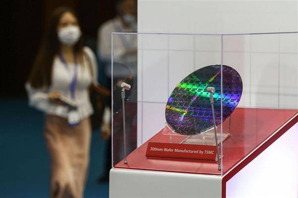 台积电一家独大局面将要终结！英特尔和三星打入果链 