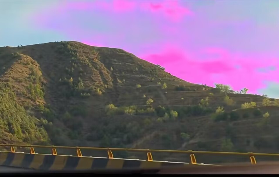 一个月三陷舆论风波，OPPO又因“粉色天空”翻车